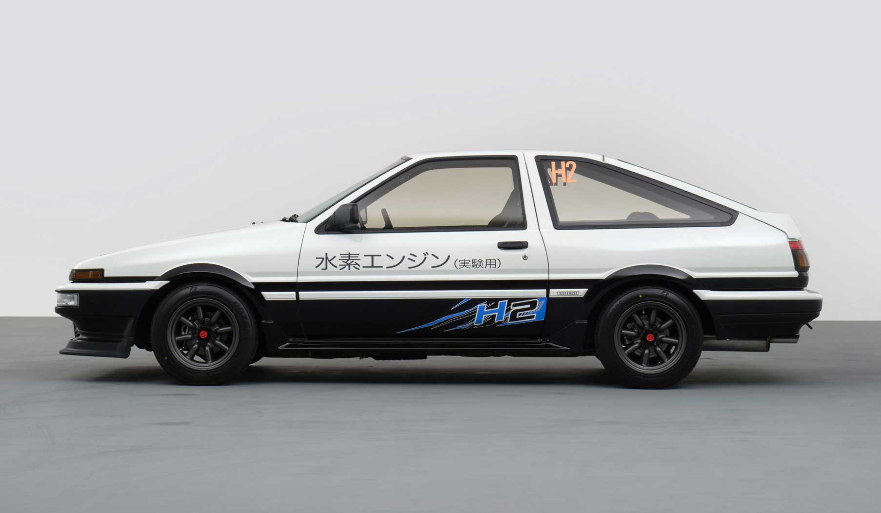 Возрождение классики: Toyota представила культовый AE86 из 80-х в формате  электрокара и гибрида