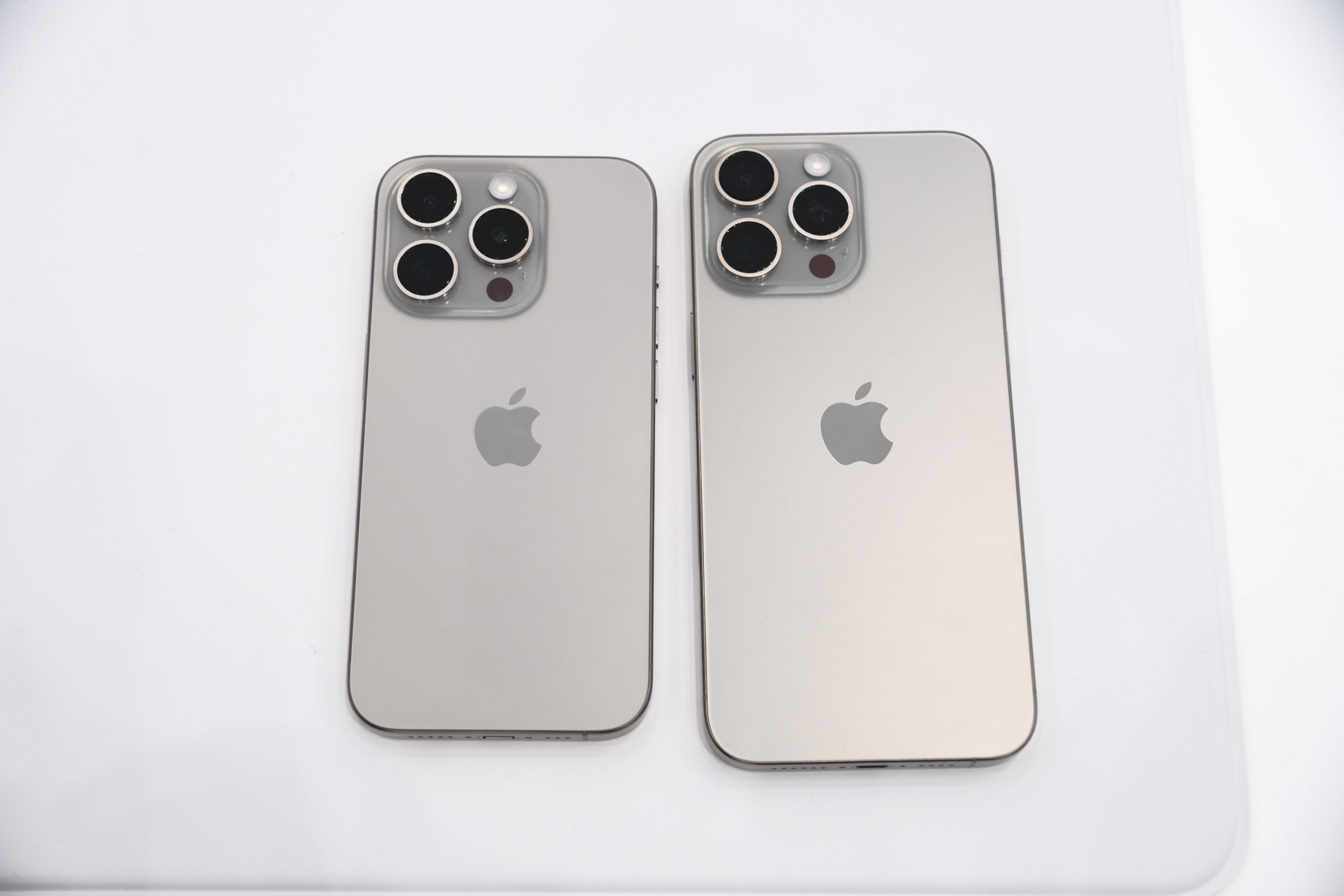 Все цвета iPhone 15 и 15 Pro вживую: сравнение расцветок на натуральных фото