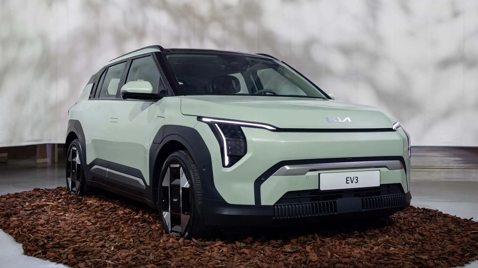 Kia представила стильный электрический кроссовер EV3 с запасом хода до 600  км