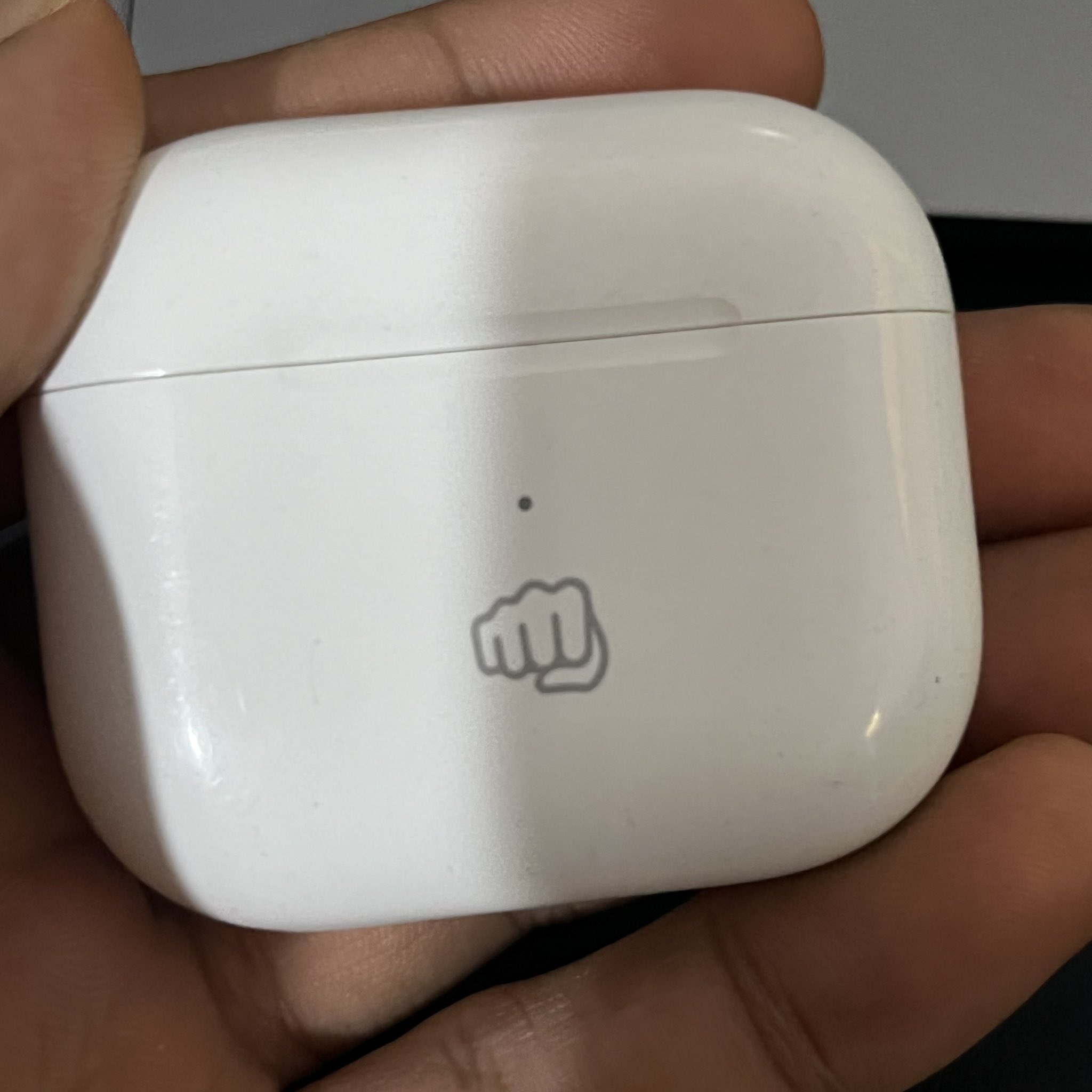 Парень из Индии купил AirPods с эмодзи кулака, чтобы их не украли