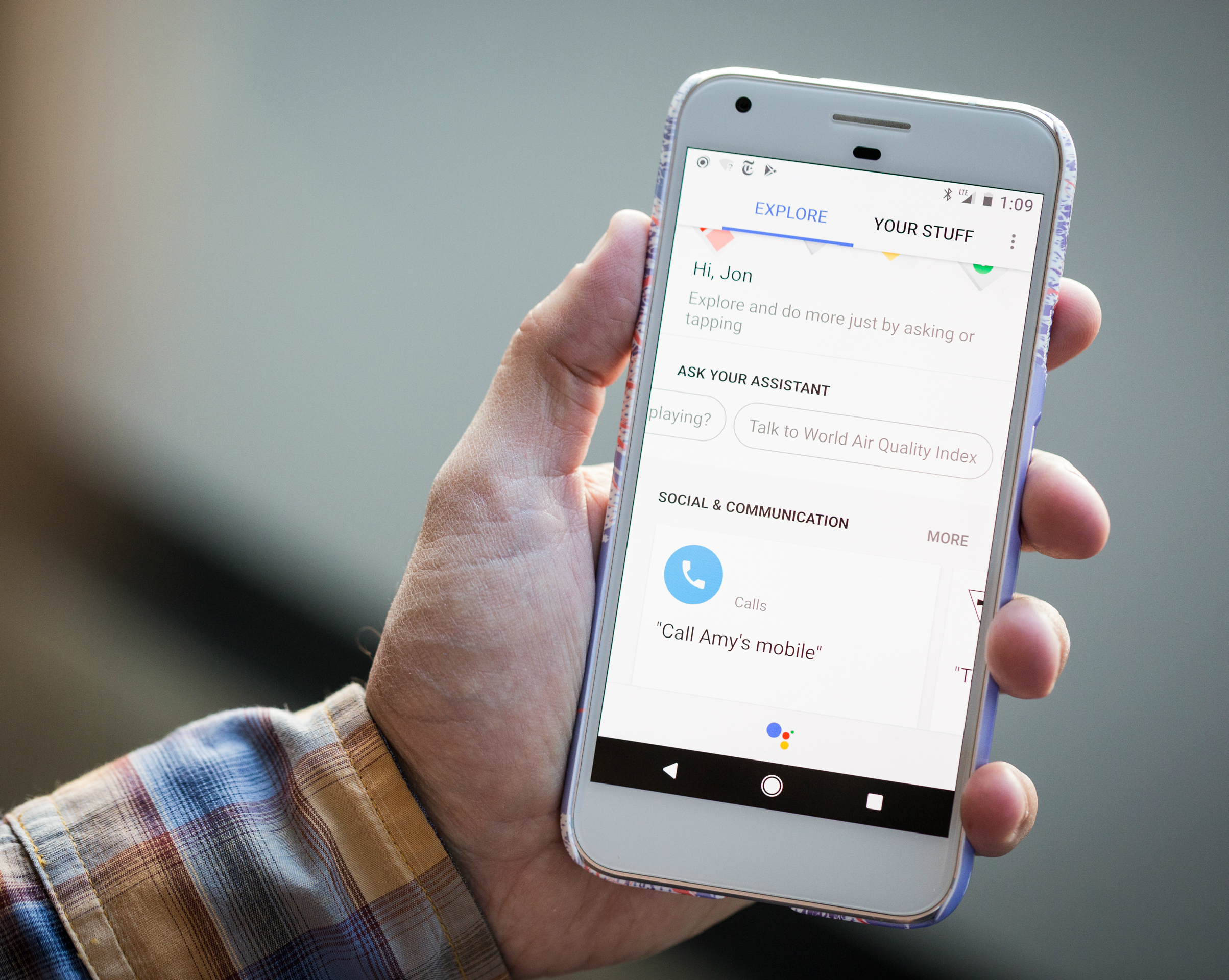 Приложение Google Assistant доступно в Google Play