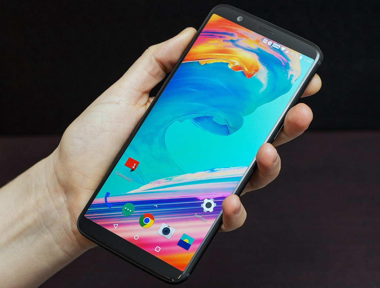 Первые фото OnePlus 6 показывают безрамочный дизайн с вырезом в экране